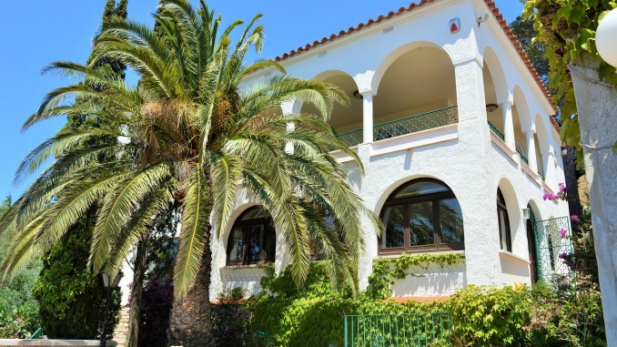 Holiday Hotel